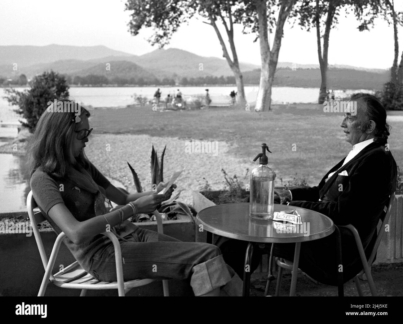 SALVADOR DALI AMANDA LEAR 1970 Banolis Gerona Spanien genialer surrealistischer Maler meditiert Stockfoto