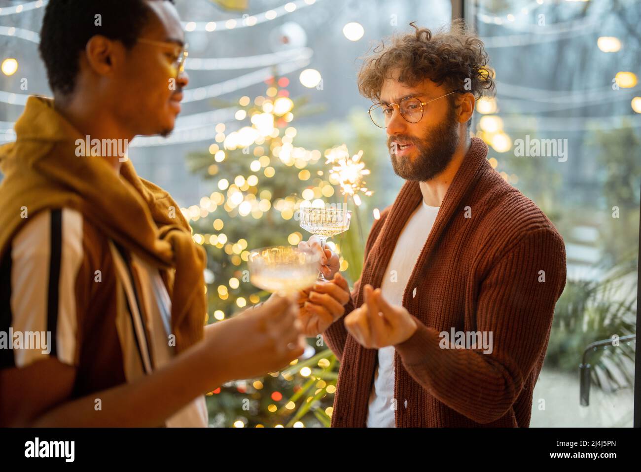 Zwei männliche Freunde feiern mit Wein im Hinterhof Stockfoto
