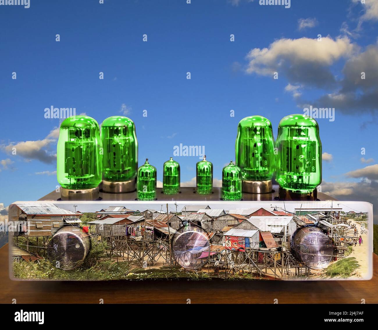 Einzigartiges Röhrenradio mit einem Bild von Stelzenhäusern in Siem Reap vor dem Radio und Zifferblättern. Blauer Himmel und Wolken sind im Hintergrund. Stockfoto