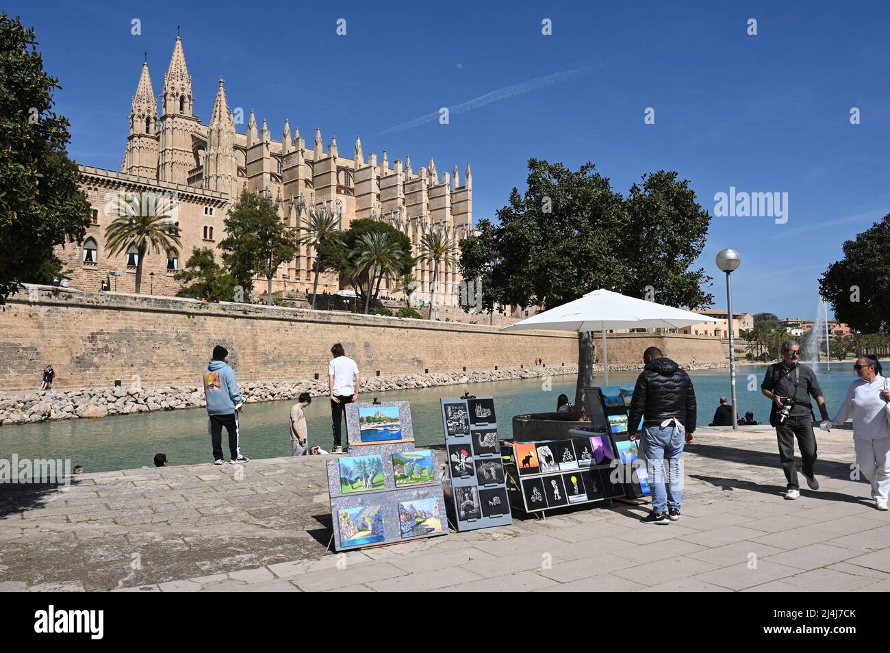 Verkaufsstand in Palma de Mallorca mit der Kathedrale im Hintergrund Stockfoto