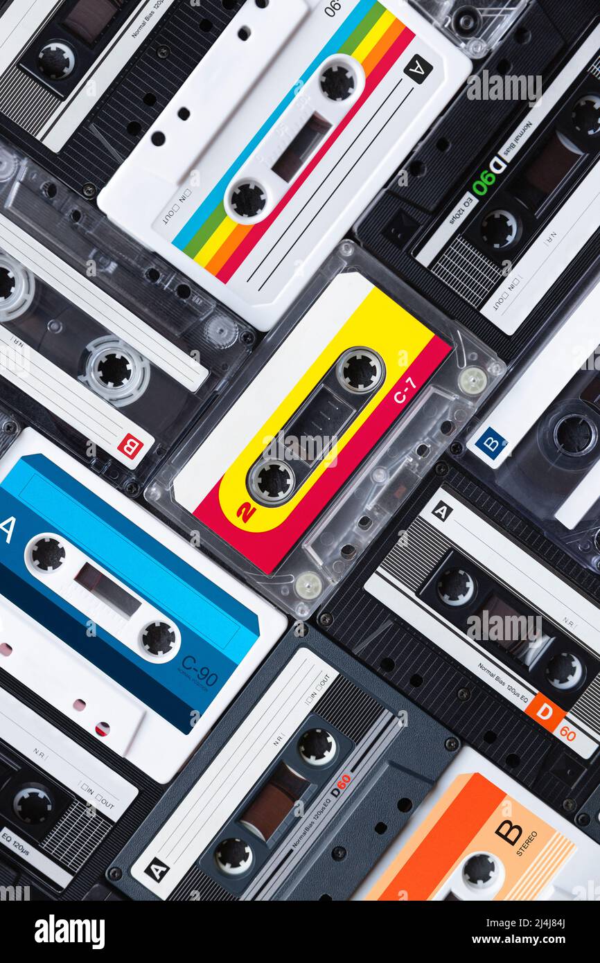 Draufsicht auf viele verschiedene Vintage Kassetten, die ein nahtloses Muster bilden. Musikikone der 80s und 90s. Nahaufnahme. Stockfoto