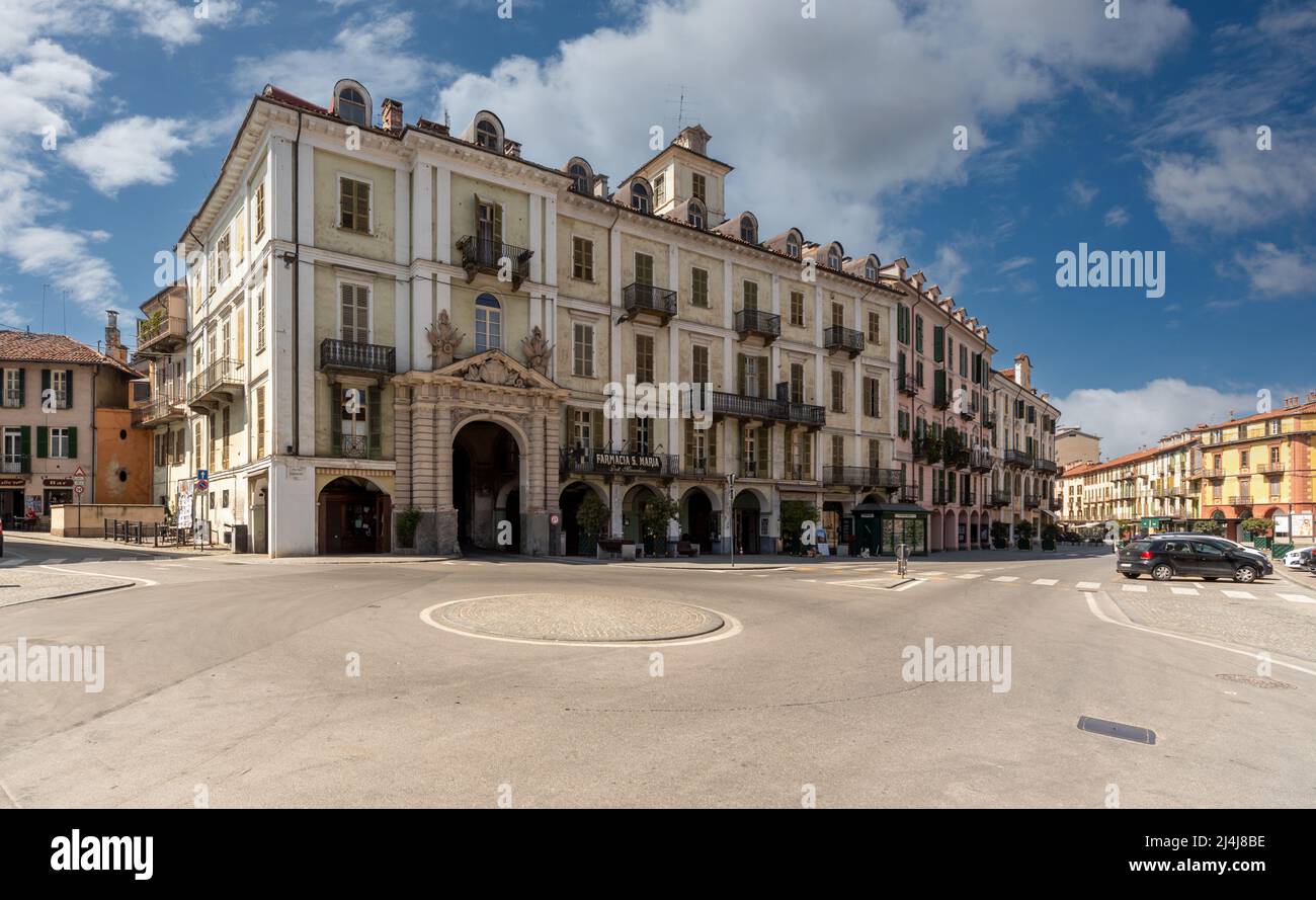 Saluzzo, Cuneo, Italien - 15. April 2022: Piazza Risorgimento mit historischen Gebäuden mit der Porta Santa Maria, im klassischen Renaissance-Stil, Tor Stockfoto