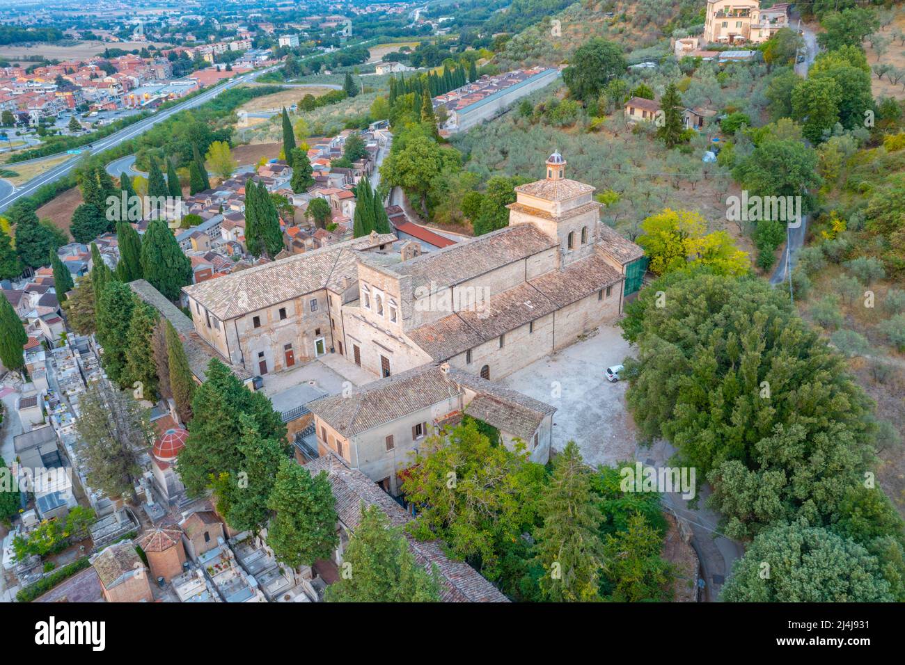 Luftaufnahme der Basilica di San Salvatore in der italienischen Stadt Spoleto. Stockfoto