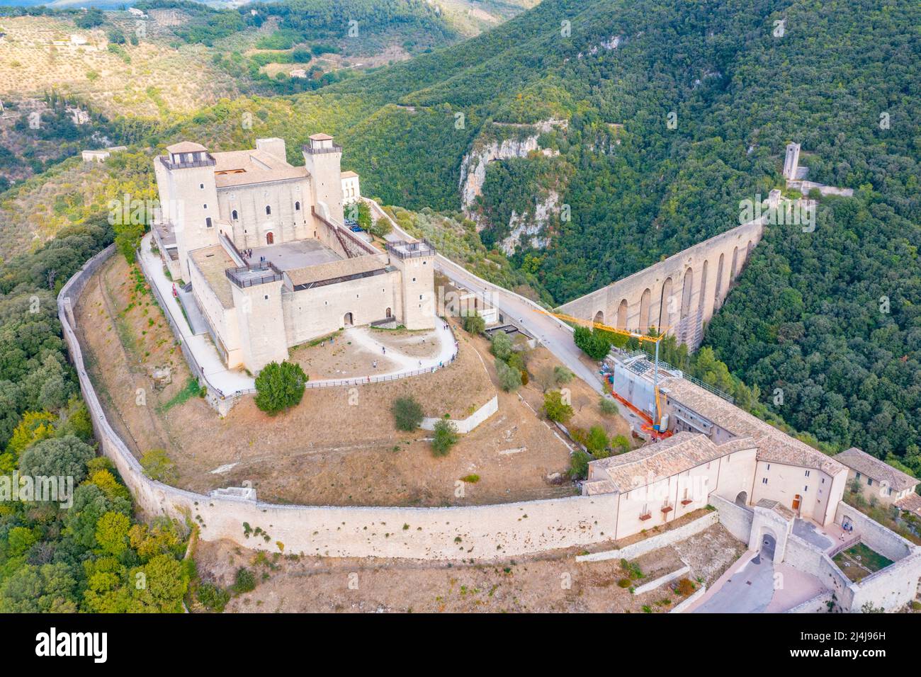 Luftaufnahme des Schlosses Rocca Albornoziana in Spoleto, Italien. Stockfoto