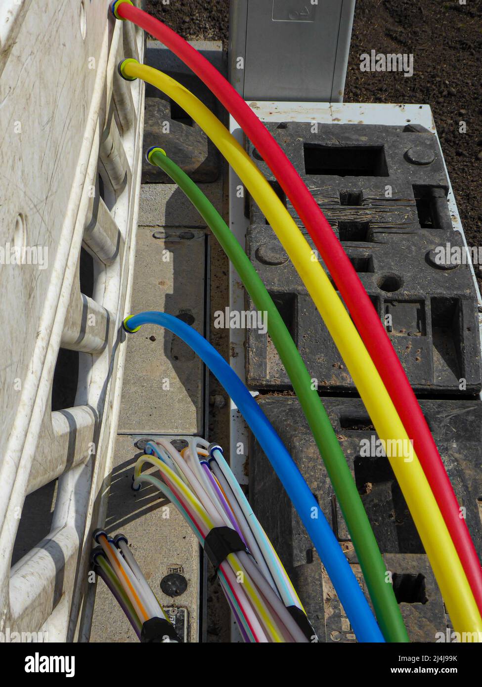Glasfaserkabel auf einer Baustelle für die Bereitstellung einer schnellen Internetverbindung Stockfoto