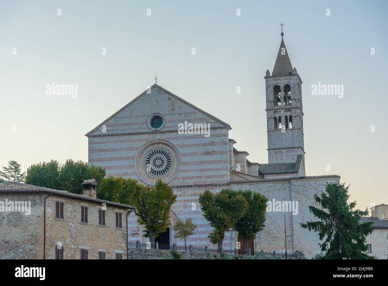 Basilica di Santa Chiara in der italienischen Stadt Assisi. Stockfoto