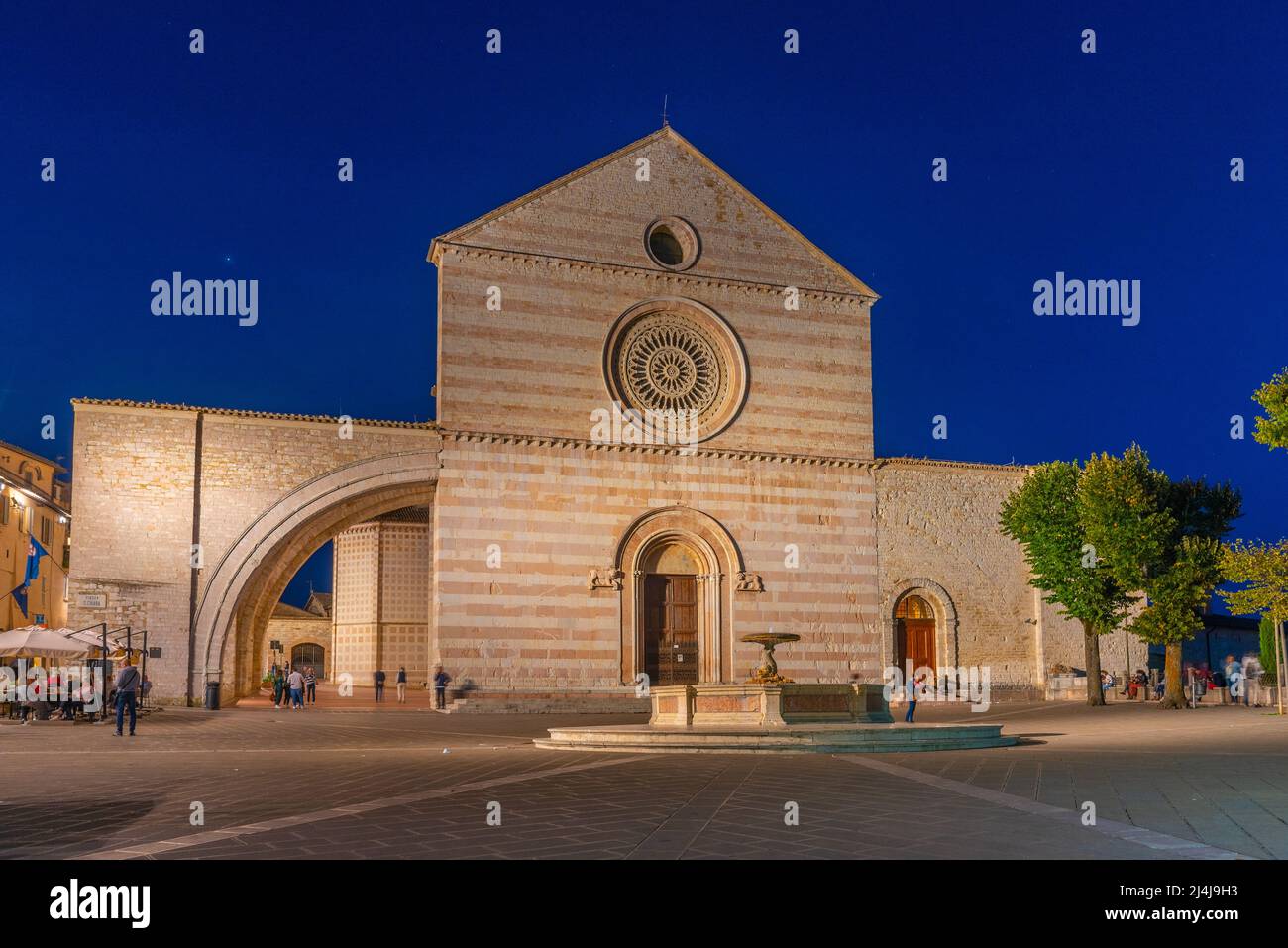 Nachtansicht der Basilica di Santa Chiara in der italienischen Stadt Assisi. Stockfoto