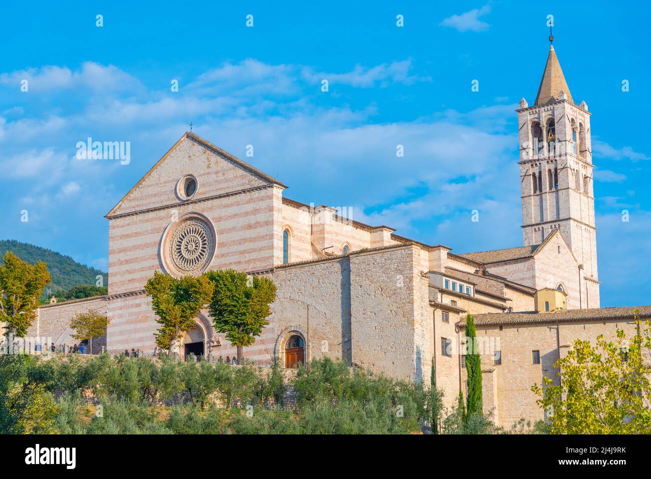 Basilica di Santa Chiara in der italienischen Stadt Assisi. Stockfoto