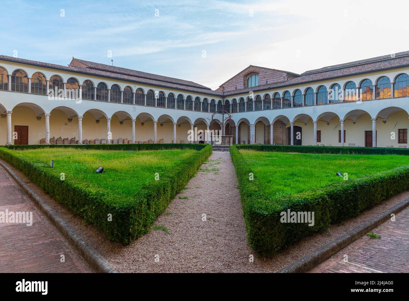 Innenhof des Klosters San Domenico in Perugia, Italien. Stockfoto