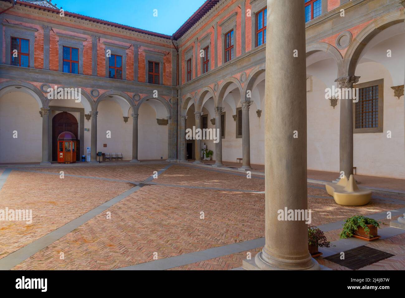Innenhof des Palazzo Ducale in Gubbio, Italien. Stockfoto