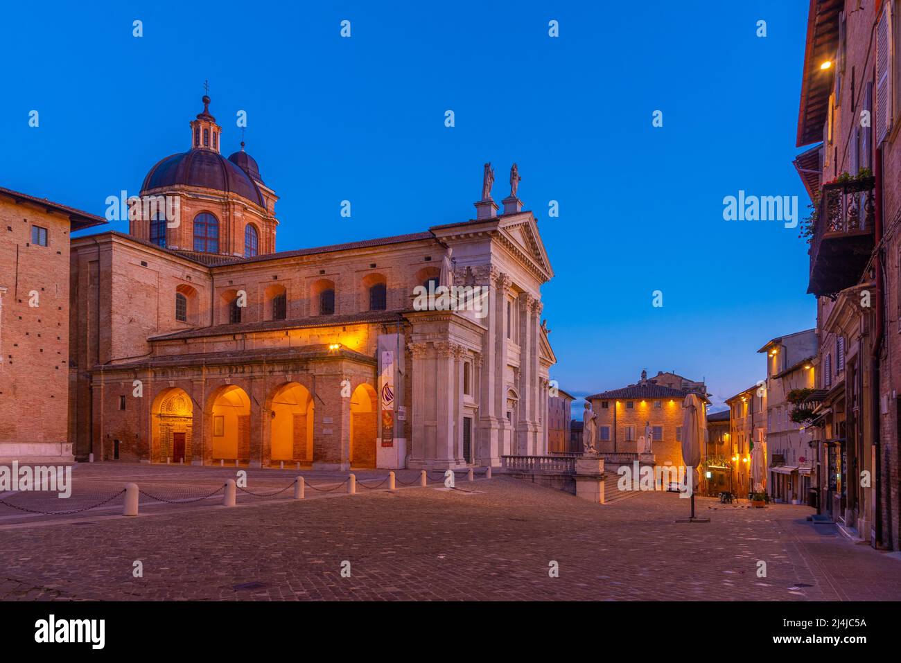 Sonnenaufgang Blick auf die Kathedrale von Santa Maria Assunta in der italienischen Stadt Urbino. Stockfoto