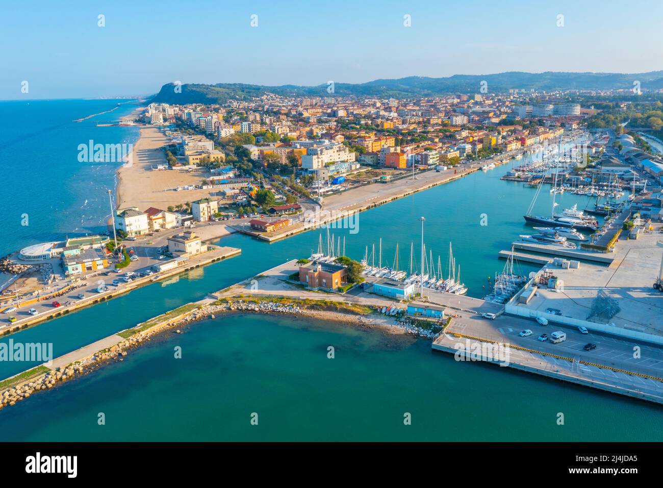 Luftaufnahme der Marina in der italienischen Stadt Pesaro. Stockfoto