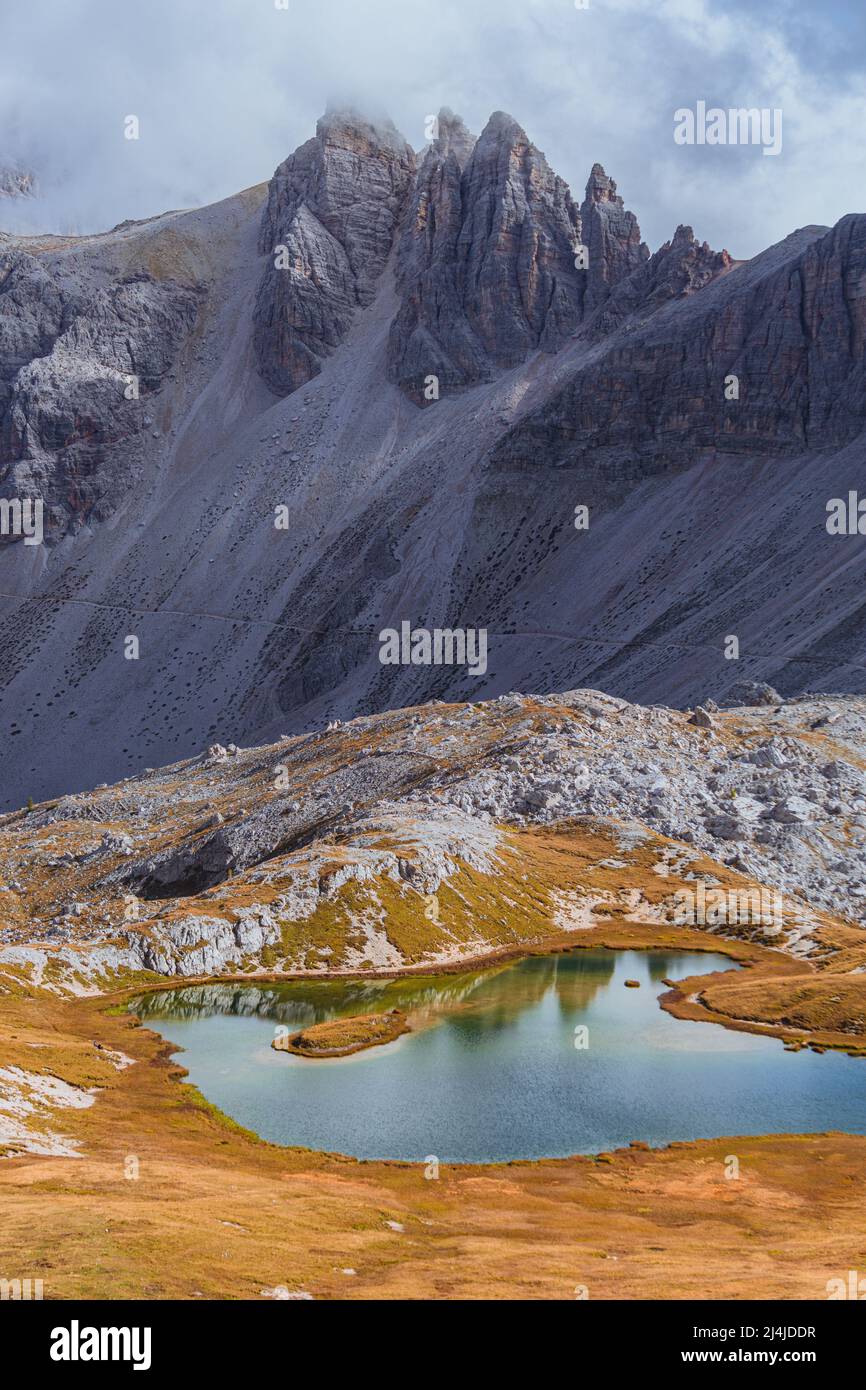 Die Natur und das Panorama im Naturpark "Tre Cime - Dolomiti di Sexten" während der Herbstsaison, in der Nähe der Stadt Auronzo di Cadore, Italien Stockfoto