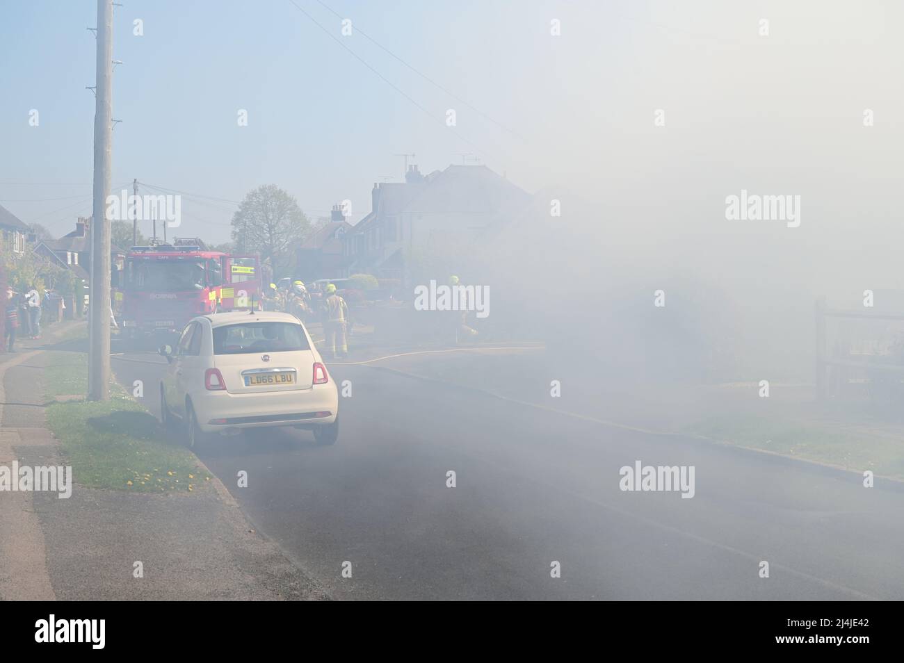 Horley, Surrey, UK- April 16 2022: Der Rauch eines brennenden Bungalows auf einer Straße in Horley Stockfoto