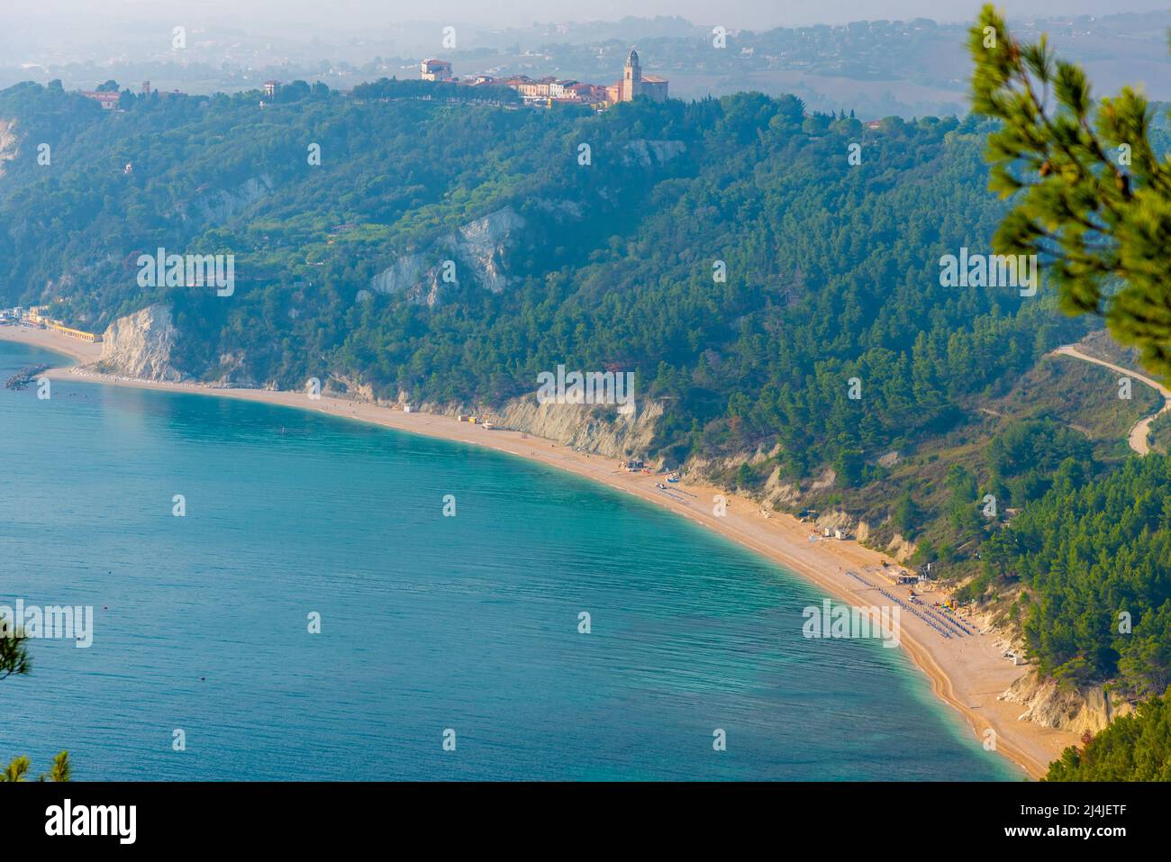 Luftaufnahme der Strände von Sirolo in Italien. Stockfoto