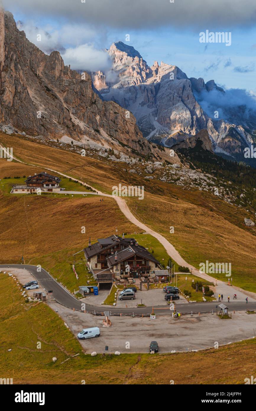 Die Aussicht und die Berge des Giau-Passes: Einer der berühmtesten und fotografiertesten Orte in den italienischen Dolomiten, in der Nähe der Stadt Cortina. Stockfoto
