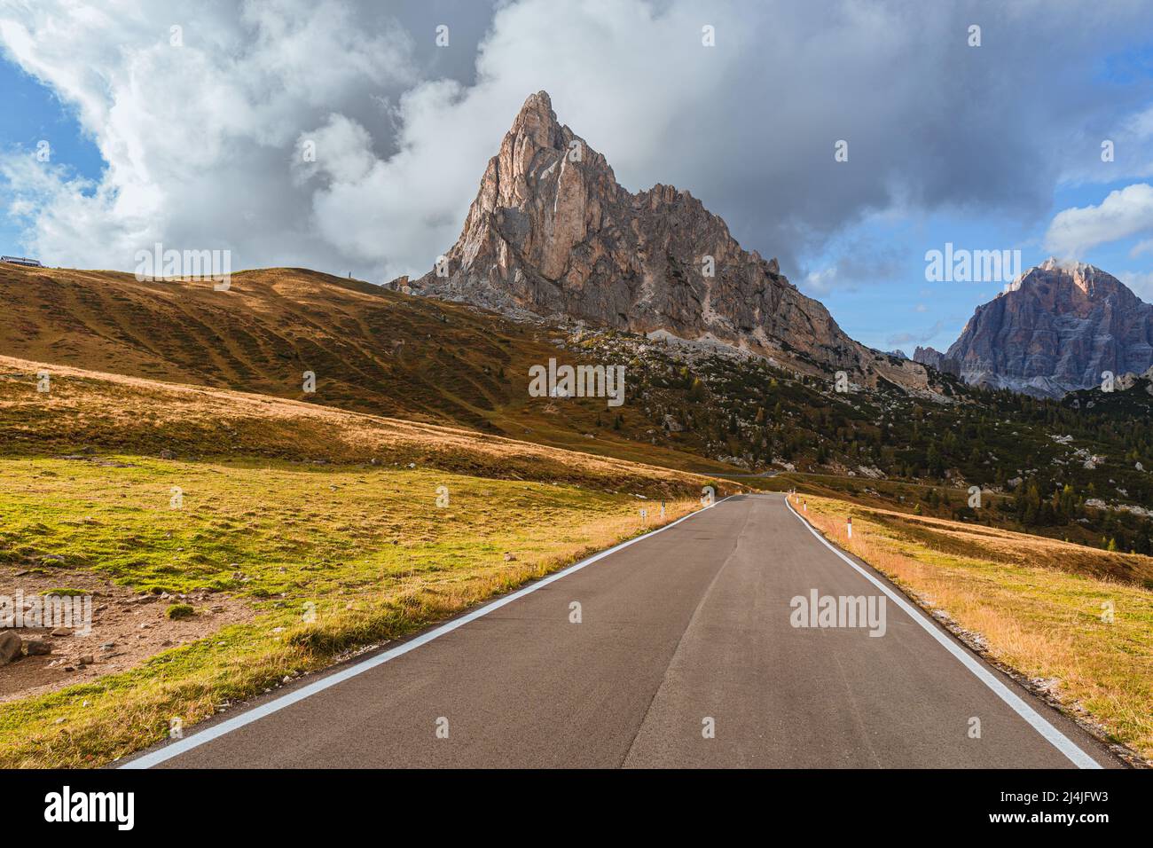 Die Aussicht und die Berge des Giau-Passes: Einer der berühmtesten und fotografiertesten Orte in den italienischen Dolomiten, in der Nähe der Stadt Cortina. Stockfoto