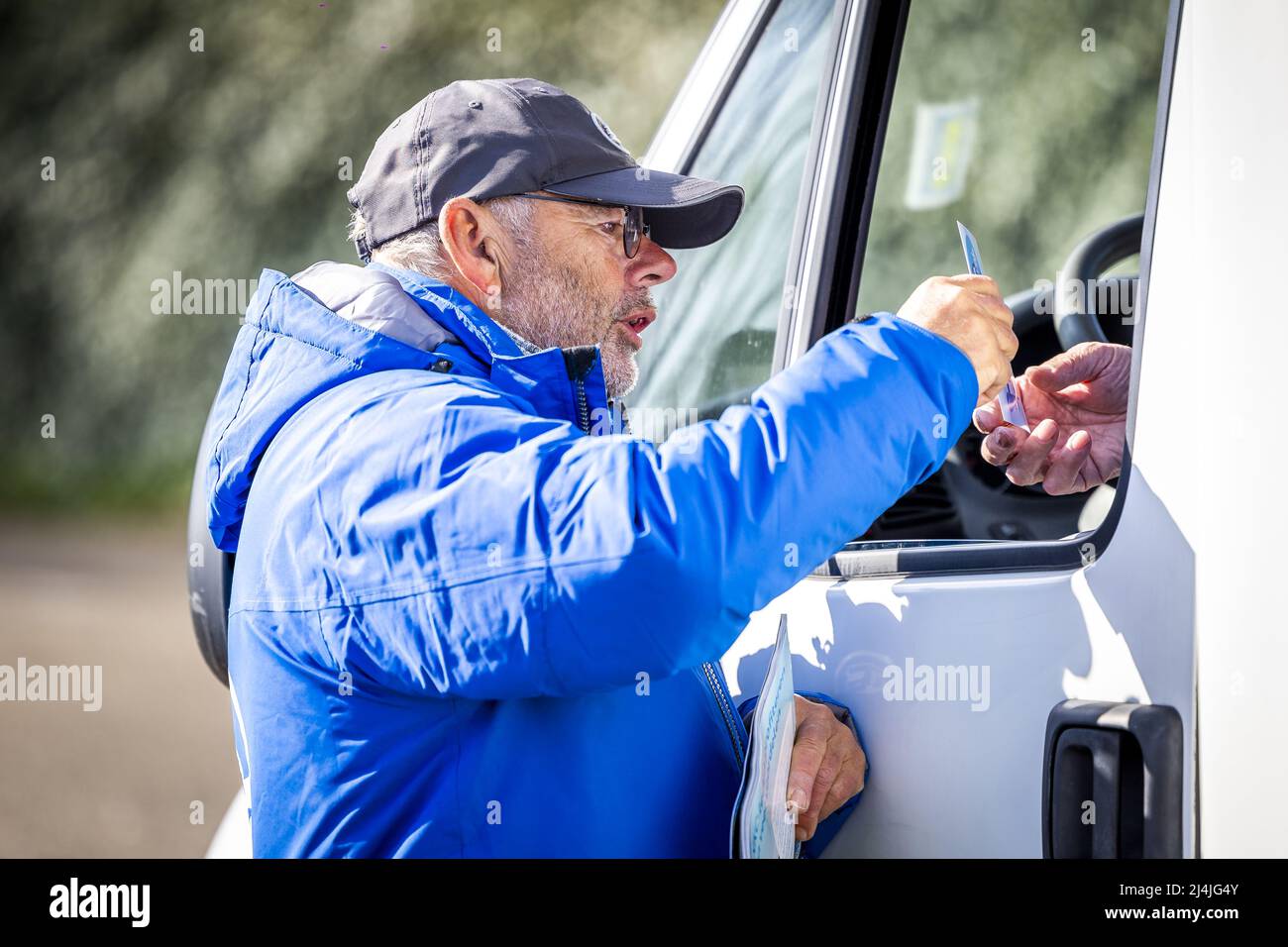 2022-04-16 10:08:17 HEERLEN - Besucher haben ihr Wohnmobil während des ersten Wohnmobil-Wiegetages des Jahres gewogen. Mit der Kampagne will NKC, der größte Reisemobil-Club Europas, das Bewusstsein für Sicherheit schärfen. ANP MARCEL VAN HORN niederlande aus - belgien aus Stockfoto