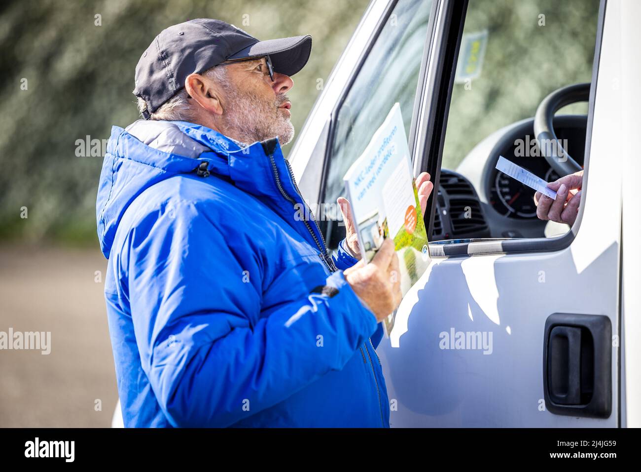 2022-04-16 10:08:25 HEERLEN - Besucher haben ihr Wohnmobil während des ersten Wohnmobil-Wiegetages des Jahres gewogen. Mit der Kampagne will NKC, der größte Reisemobil-Club Europas, das Bewusstsein für Sicherheit schärfen. ANP MARCEL VAN HORN niederlande aus - belgien aus Stockfoto