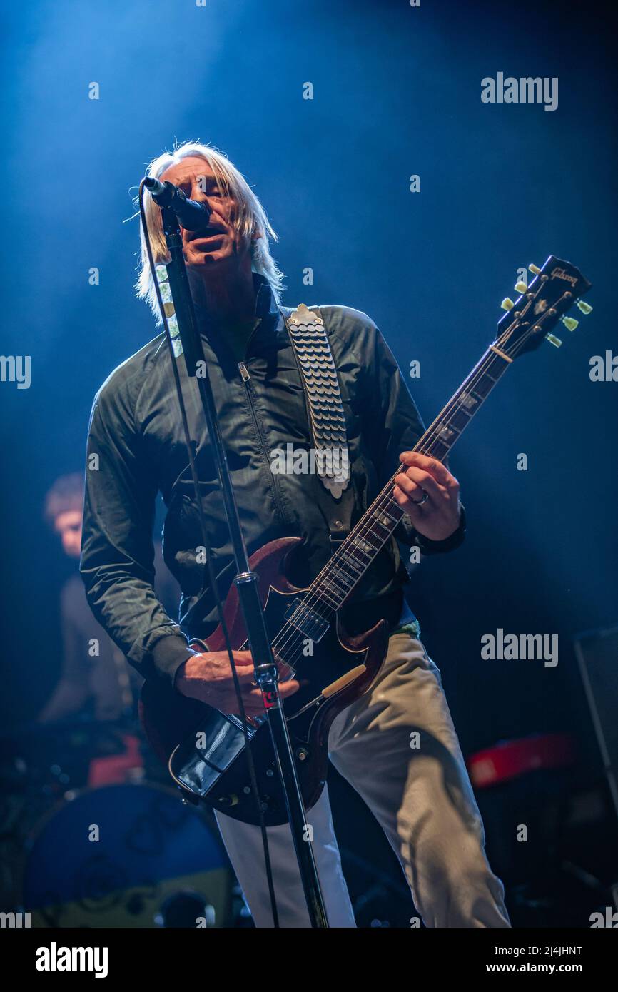 Paul Weller spielt live beim Apollo O2 in Manchester vor einem vollbesetzten Publikum. Stockfoto