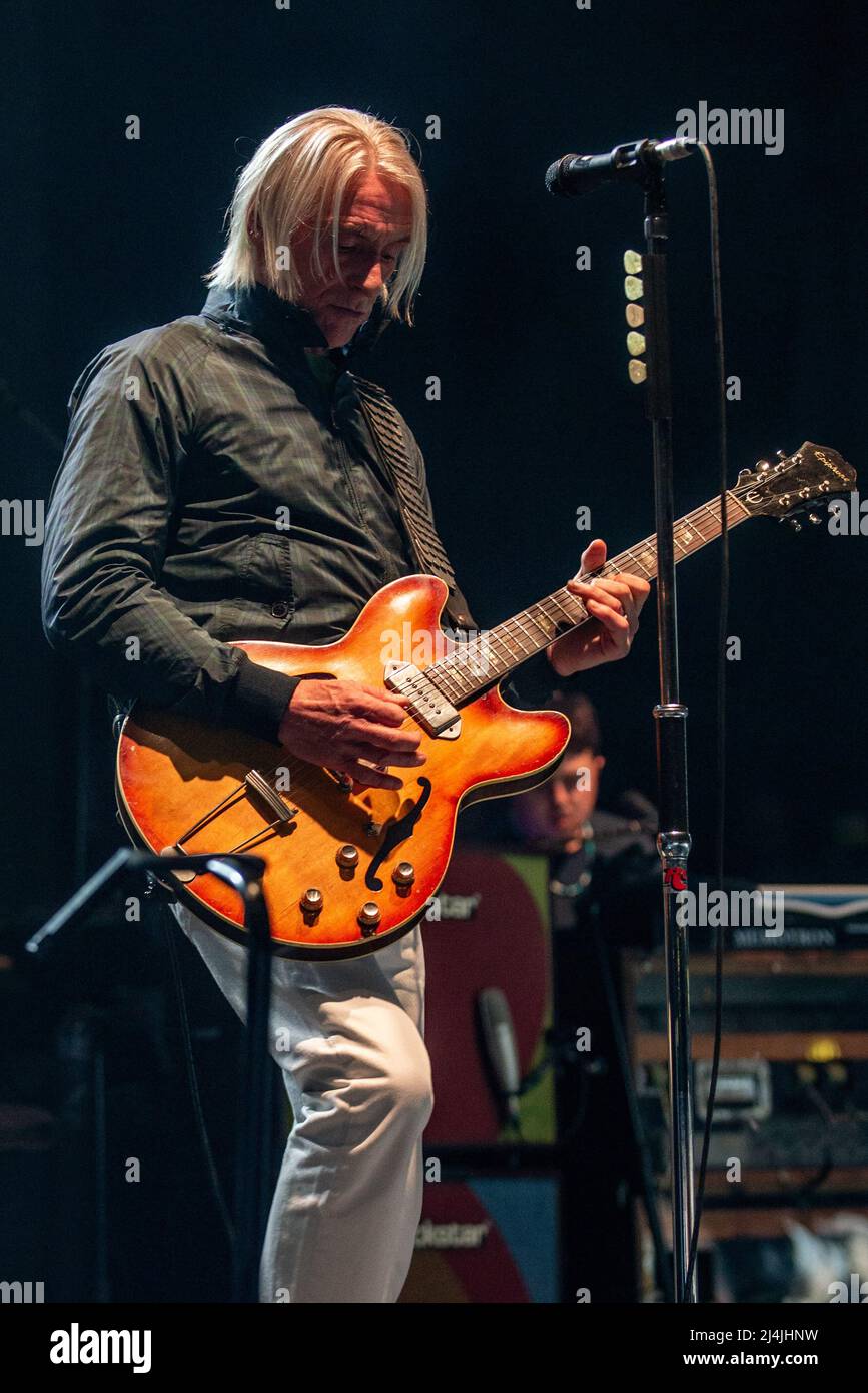 Paul Weller spielt live beim Apollo O2 in Manchester vor einem vollbesetzten Publikum. Stockfoto