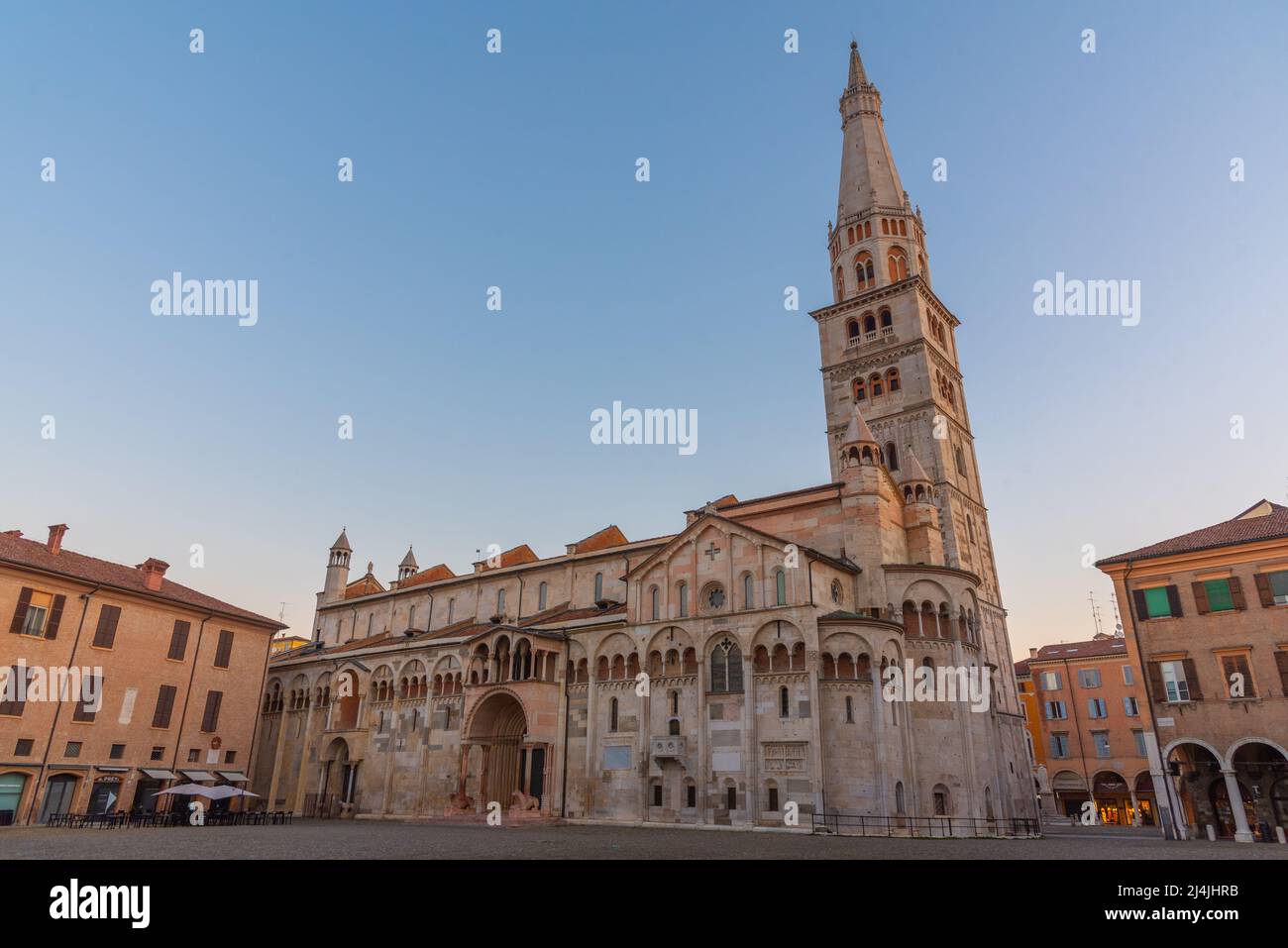 Sonnenaufgang Blick auf die Kathedrale von Modena und Ghirlandina Turm in Italien. Stockfoto