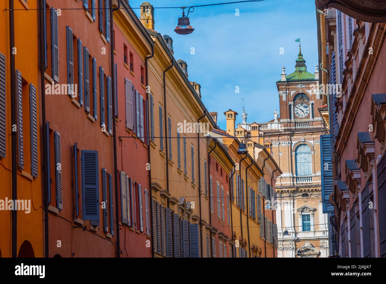 Blick auf eine Straße, die zum Palazzo Ducale im Zentrum der italienischen Stadt Modena führt. Stockfoto