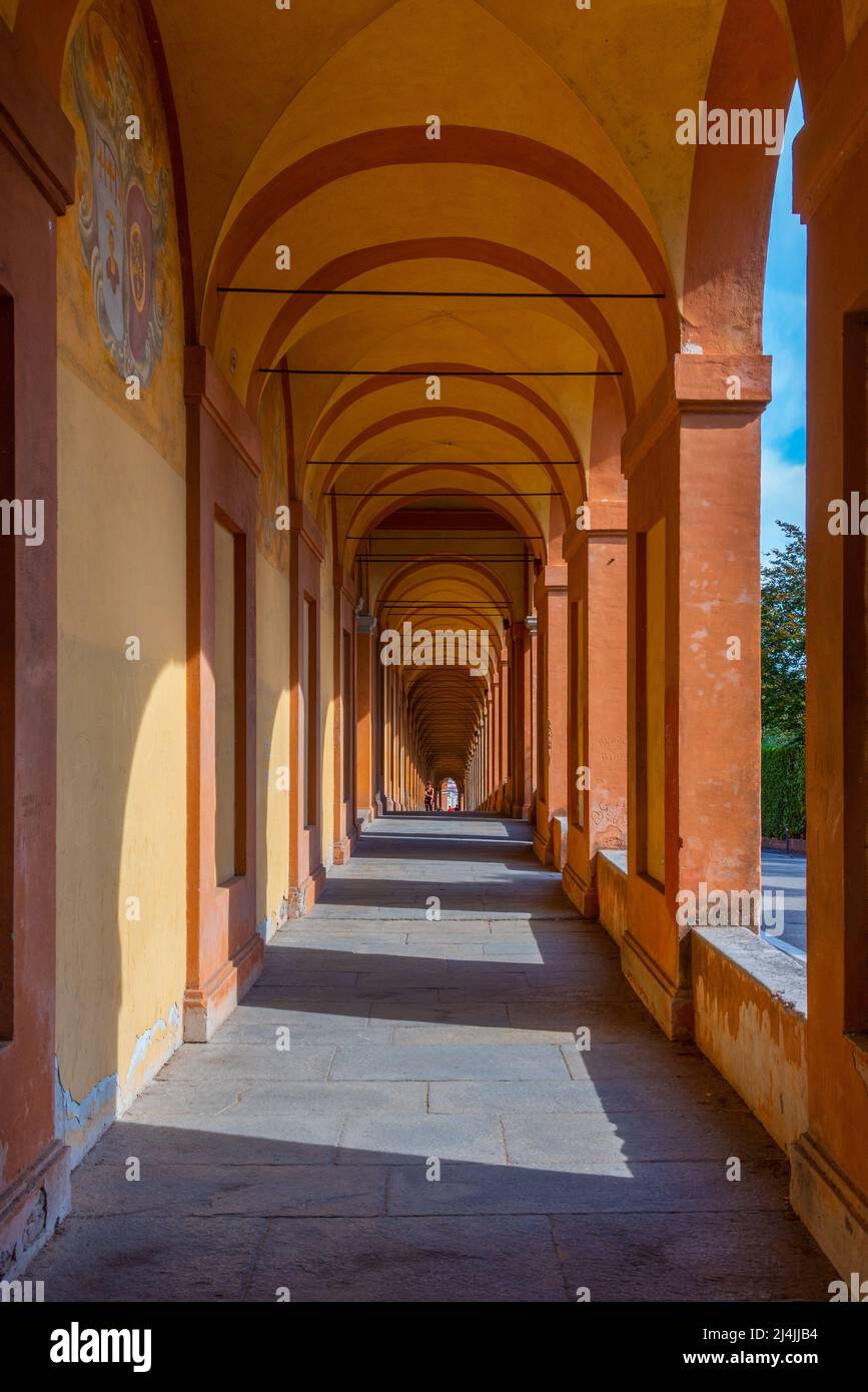 Portikus, der zum Heiligtum der Madonna di San Luca in Bologna, Italien führt. Stockfoto