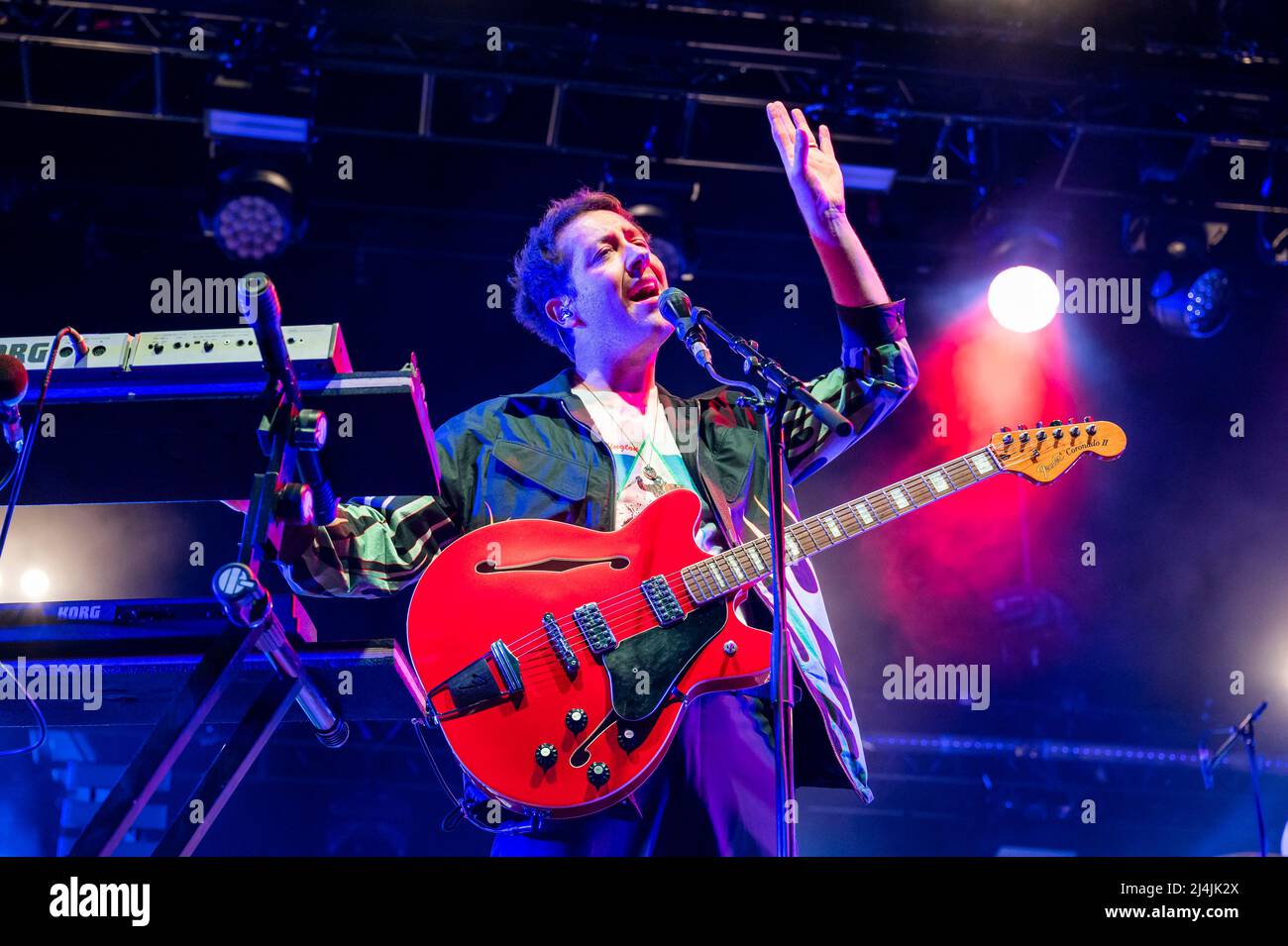 O2 Arena, London, Großbritannien, Freitag, 15.. April 2022 Michael Murphy von den Wombats tritt während ihrer UK Arena Tour live auf der Bühne auf. Kredit: DavidJensen / Empics Unterhaltung / Alamy Live Nachrichten Stockfoto