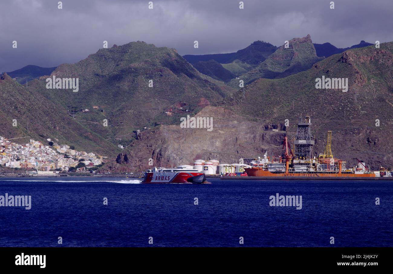 Santa Cruz de Teneriffa, Spanien - 11. April 2022: Die Fähre Armas fährt von Santa Cruz de Teneriffa auf der regulären Strecke Teneriffa - Gran Canaria ab Stockfoto