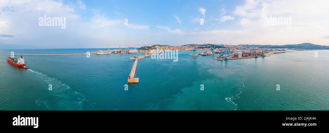 Panoramablick auf den Hafen von Anconara, Italien Stockfoto