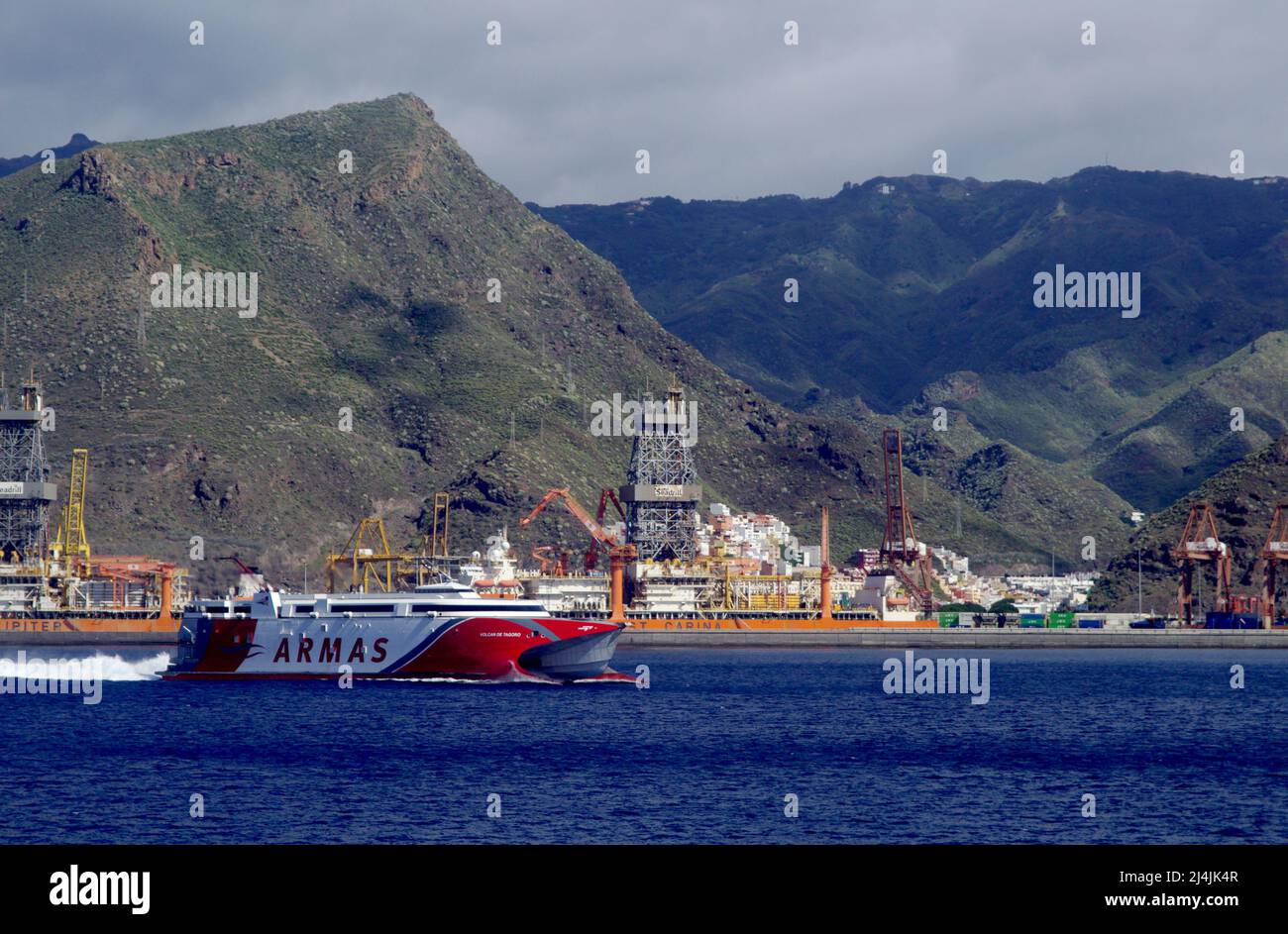 Santa Cruz de Teneriffa, Spanien - 11. April 2022: Die Fähre Armas fährt von Santa Cruz de Teneriffa auf der regulären Strecke Teneriffa - Gran Canaria ab Stockfoto