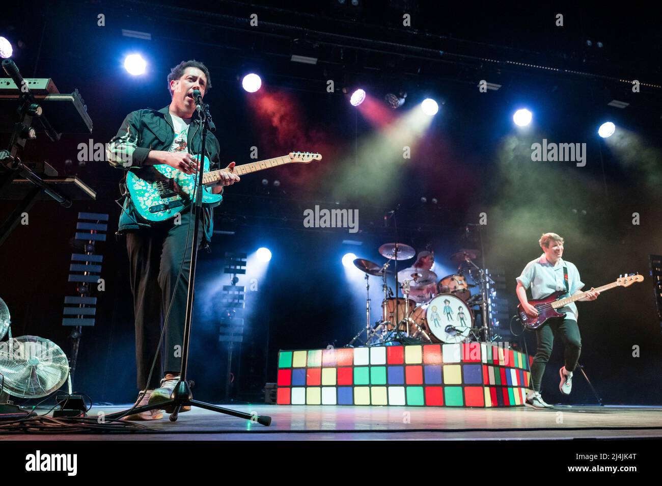 O2 Arena, London, Großbritannien, Freitag, 15.. April 2022 die Wombats spielen live auf der Bühne während ihrer UK Arena Tour. Kredit: DavidJensen / Empics Unterhaltung / Alamy Live Nachrichten Stockfoto