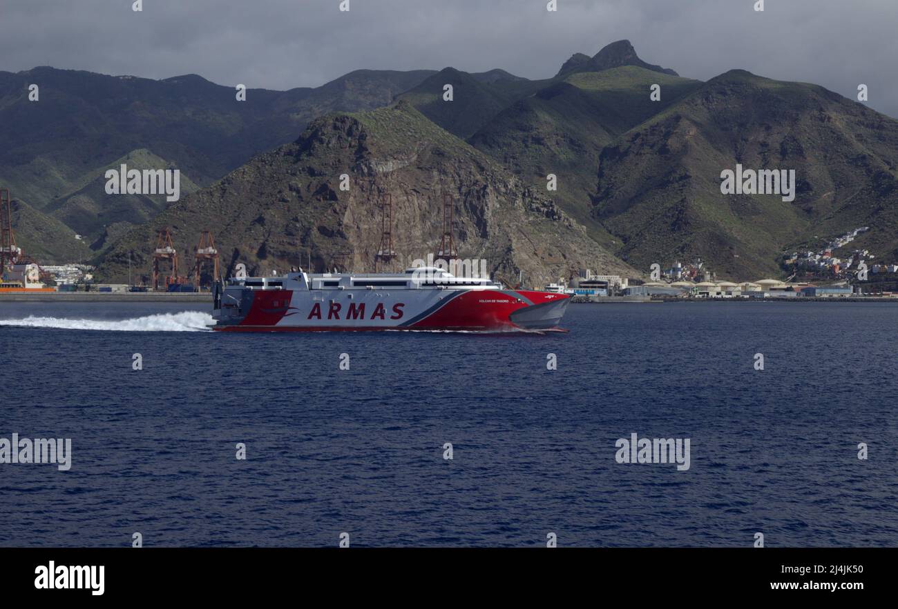 Santa Cruz de Teneriffa, Spanien - 11. April 2022: Die Fähre Armas fährt von Santa Cruz de Teneriffa auf der regulären Strecke Teneriffa - Gran Canaria ab Stockfoto