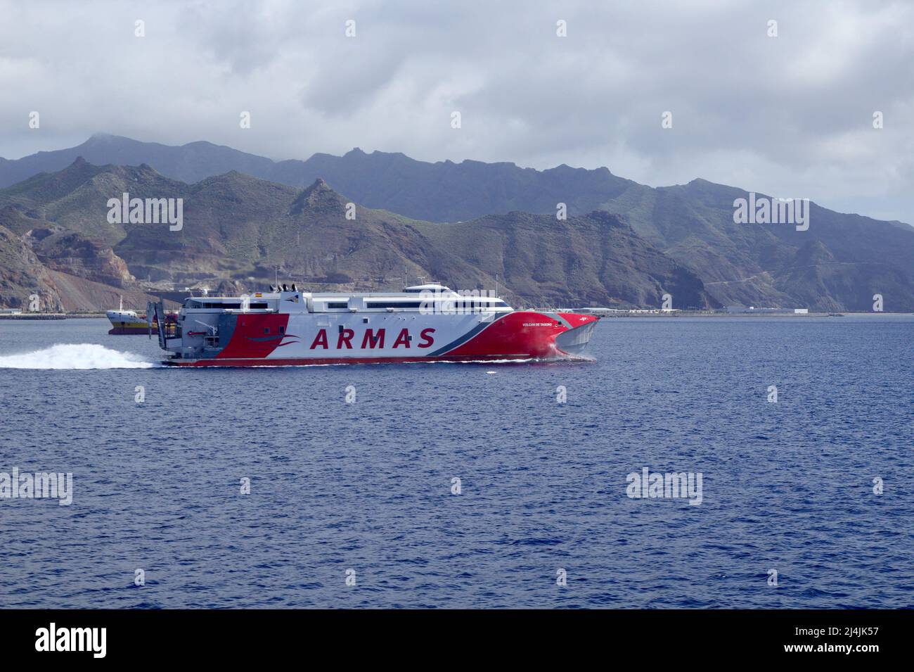 Santa Cruz de Teneriffa, Spanien - 11. April 2022: Die Fähre Armas fährt von Santa Cruz de Teneriffa auf der regulären Strecke Teneriffa - Gran Canaria ab Stockfoto