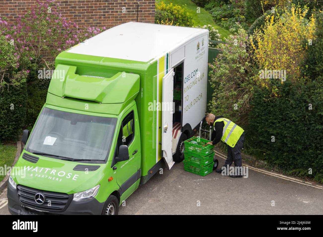 Waitrose & Partners Lieferwagen und Fahrer – bringen Sie unseren Store an Ihre Haustür im Südwesten Londons, England, Großbritannien Stockfoto