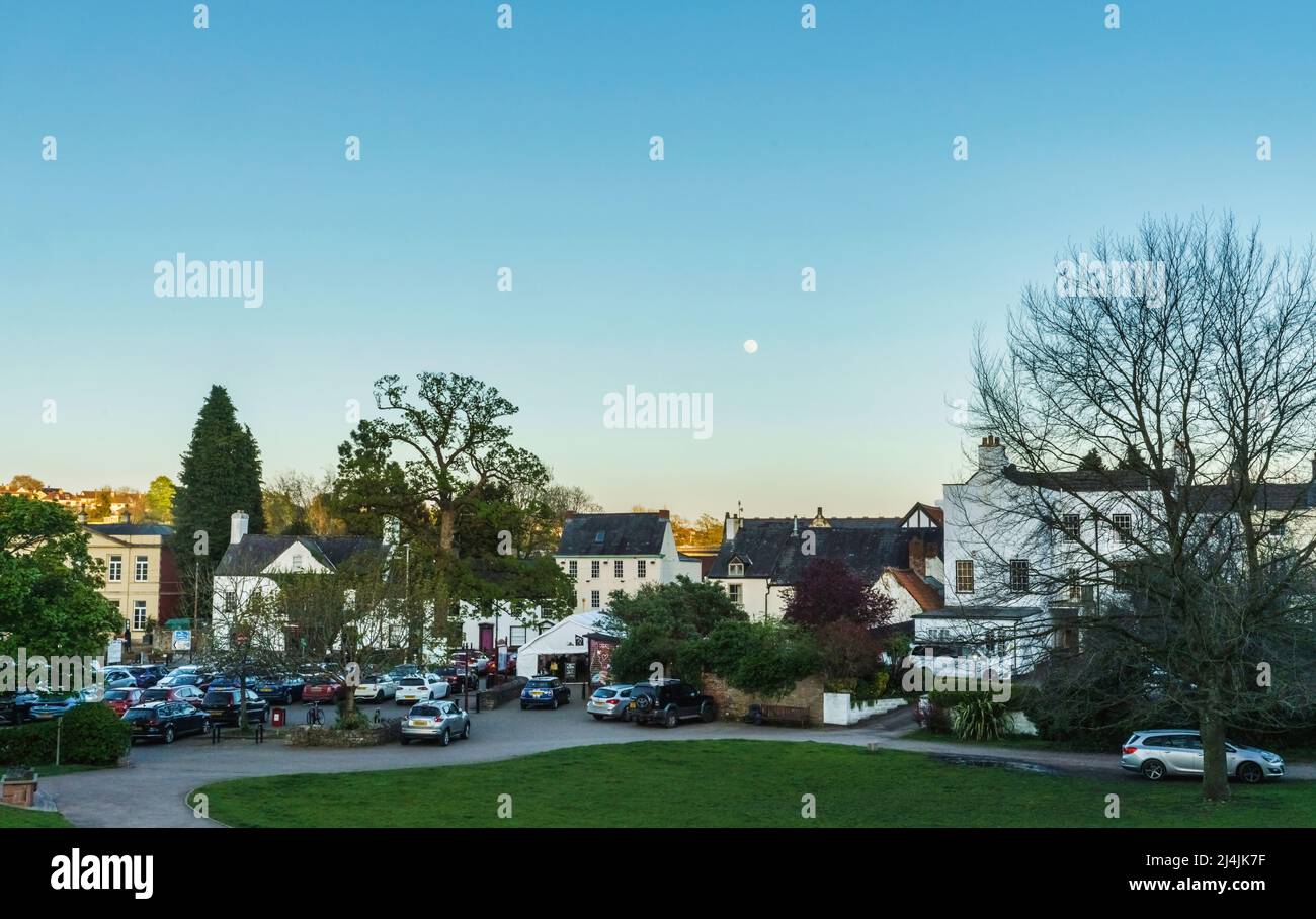 Blick vom Schloss auf den unteren Teil der Bridge Street, Chepstow. Nachtleben. Vollmond steigt auf. Stockfoto