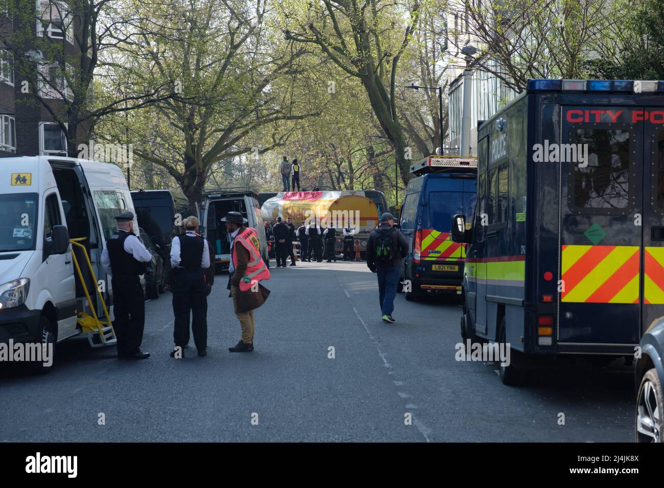 London, Großbritannien. 16. April 2022. Extinction Rebellion (XR)-Aktivisten sprangen auf einen Shell-Tanker und klebten sich selbst. Olympians Etienne Stott und Laura Baldwin waren unter denen, die auf einen Öltanker kletterten, während andere Banner von Marble Arch hingen. Der heutige Tag war Teil einer einwöchigen Welle von Protesten und zivilen Ungehorsamsmaßnahmen, die die britische Regierung angesichts der Klimakrise und der ökologischen Notlage dazu aufforderte, die gesamte neue Infrastruktur für fossile Brennstoffe sofort zu stoppen. Quelle: Dan Pearson/Alamy Live News Stockfoto