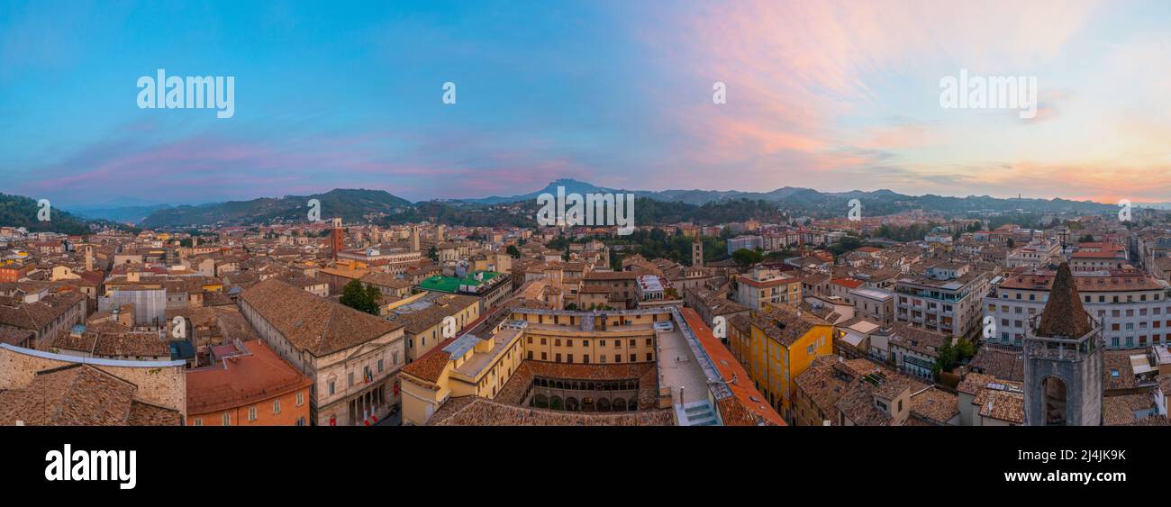 Luftaufnahme des Stadtzentrums der italienischen Stadt Ascoli Piceno Stockfoto