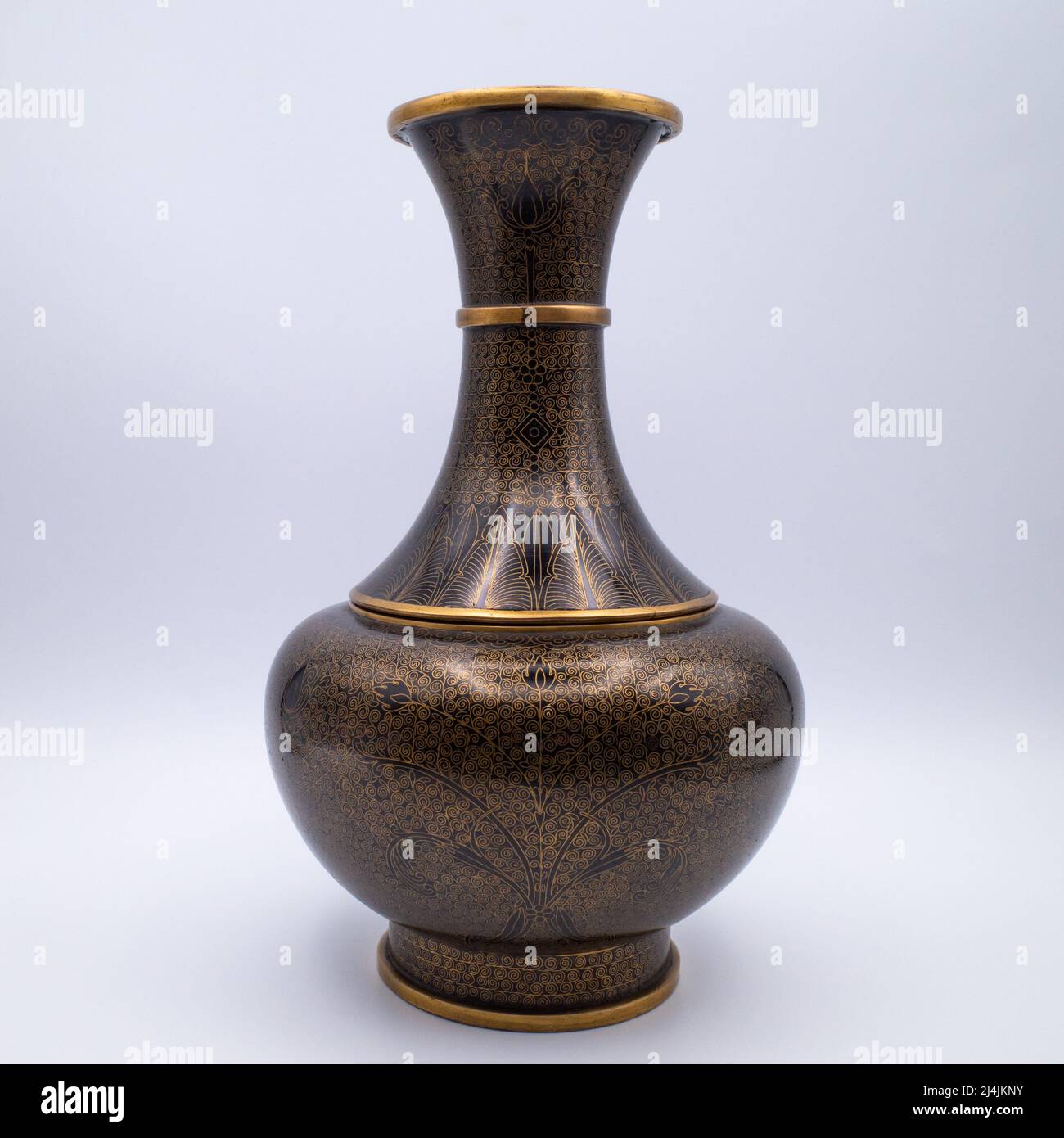 Feine chinesische schwarze Cloisonne Kalligraphie Pinsel Waschmaschine und  Pinsel Topf Umwandlung Vase Stockfotografie - Alamy