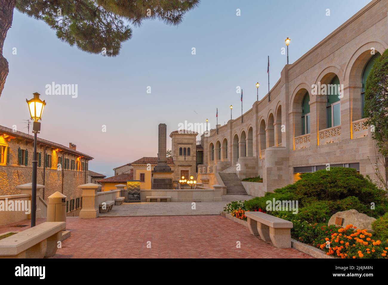 Sonnenaufgang Blick auf die Galerie für moderne Kunst in San Marino. Stockfoto