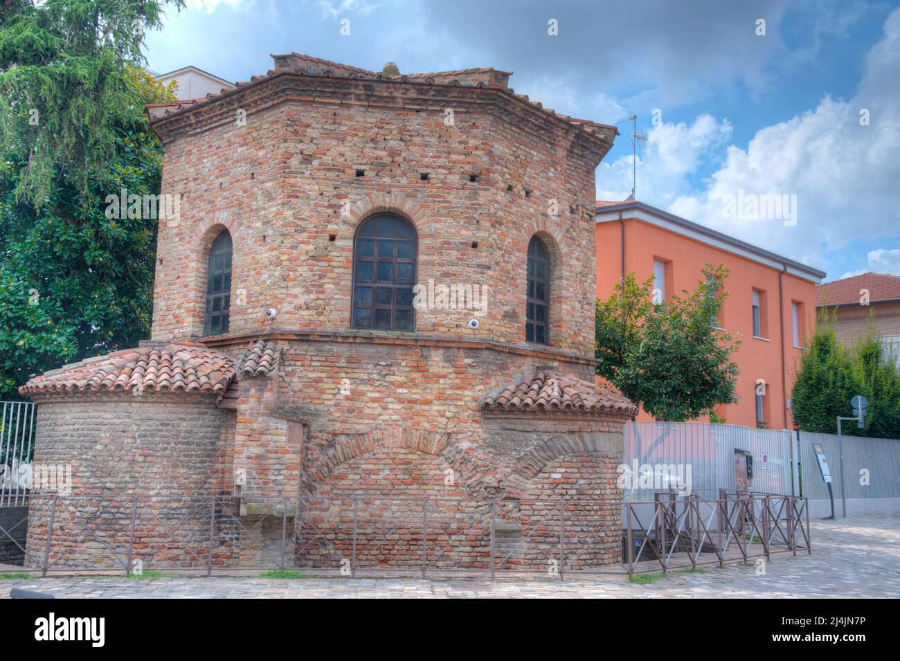 Battistero degli Ariani in der italienischen Stadt Ravenna. Stockfoto