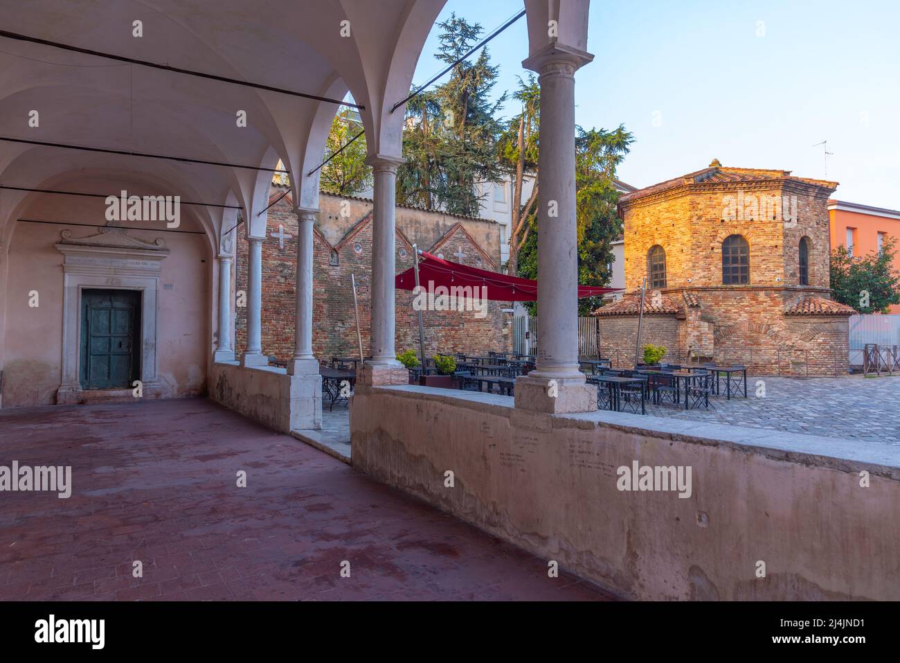 Battistero degli Ariani in der italienischen Stadt Ravenna. Stockfoto