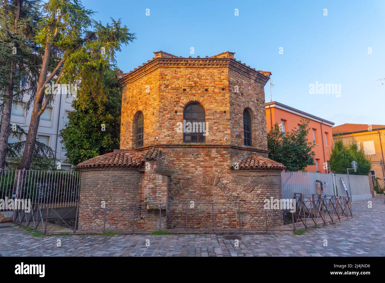 Battistero degli Ariani in der italienischen Stadt Ravenna. Stockfoto