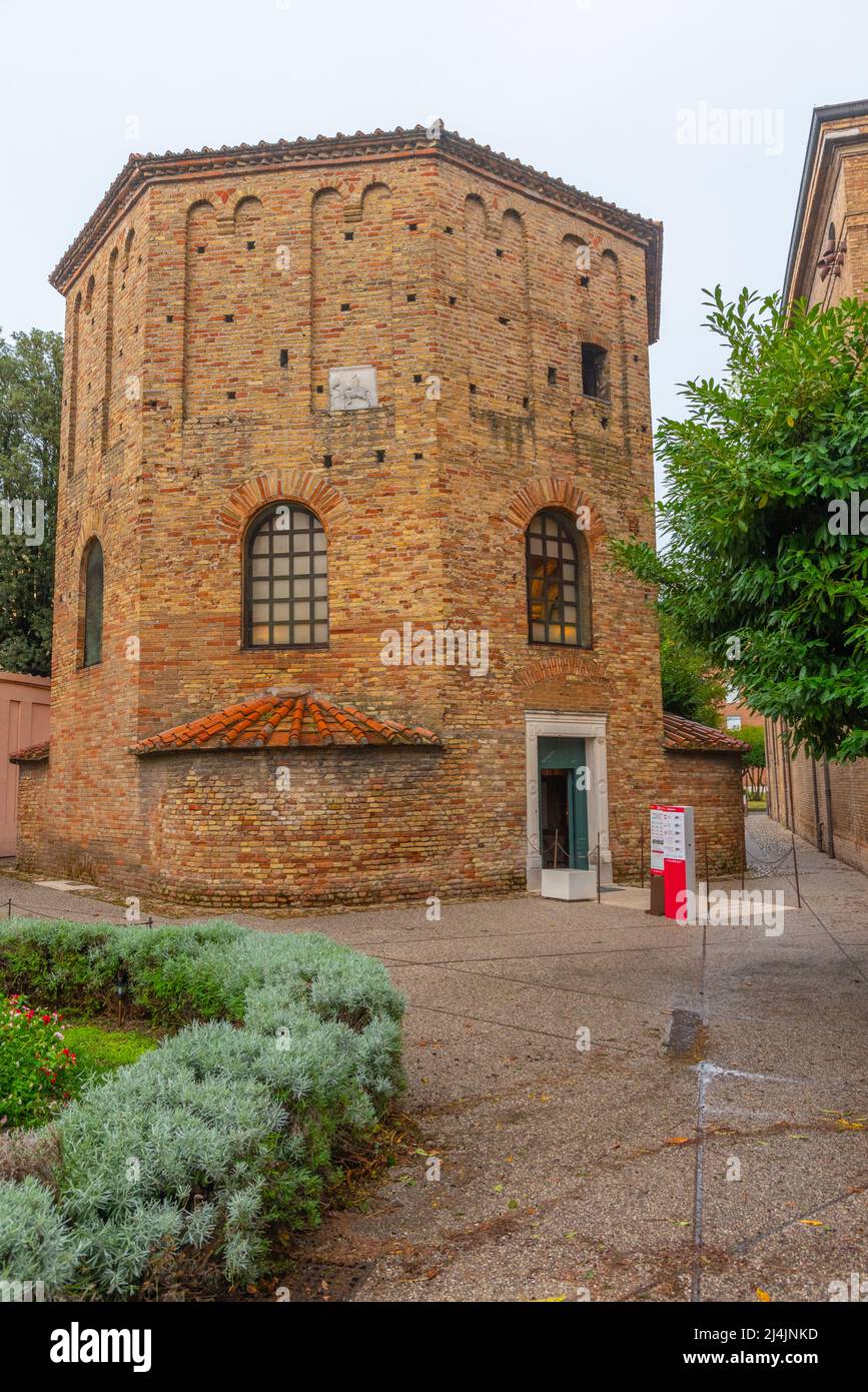 Das Taufbecken von Neoniano befindet sich neben der Kathedrale der Auferstehung Jesu Christi in der italienischen Stadt Ravenna. Stockfoto