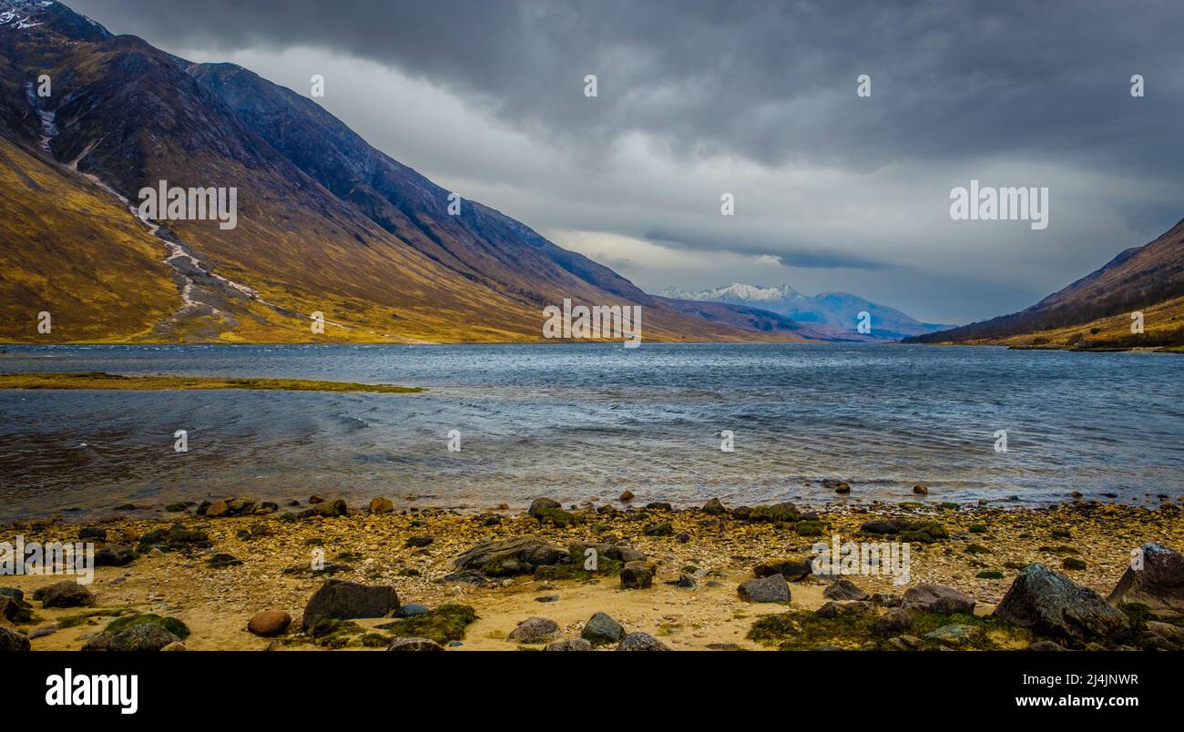 Das regnerische Frühlingswetter in Glen Etive am Kopf des Loch Etive blickt auf den schneebedeckten Ben Cruachan. Stockfoto