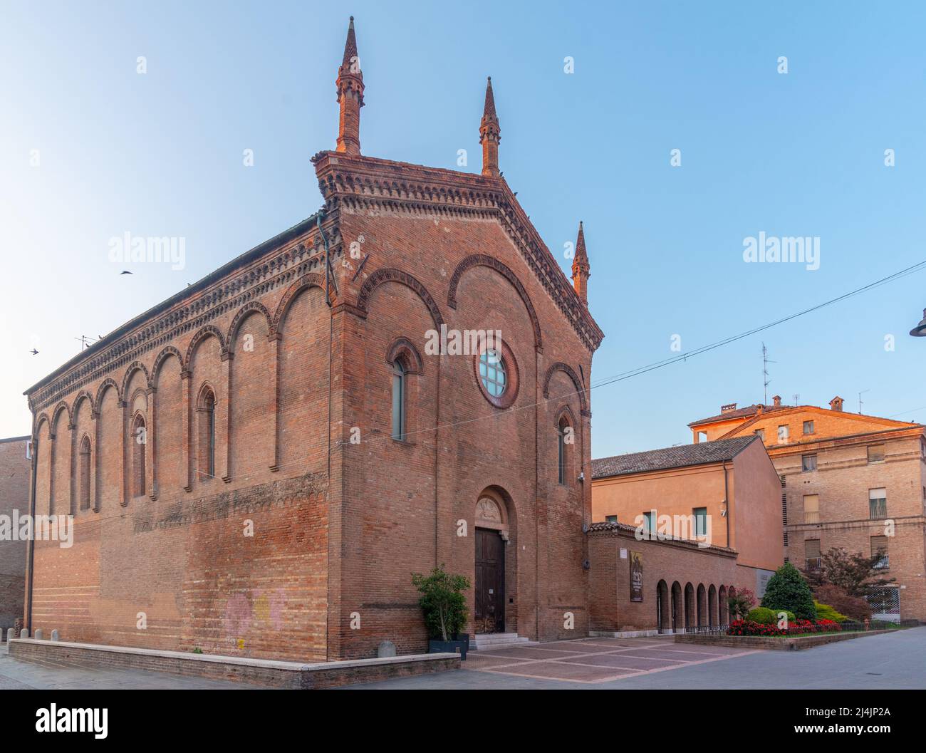 Sonnenaufgang Blick auf das Dommuseum in Ferrara in Italien. Stockfoto