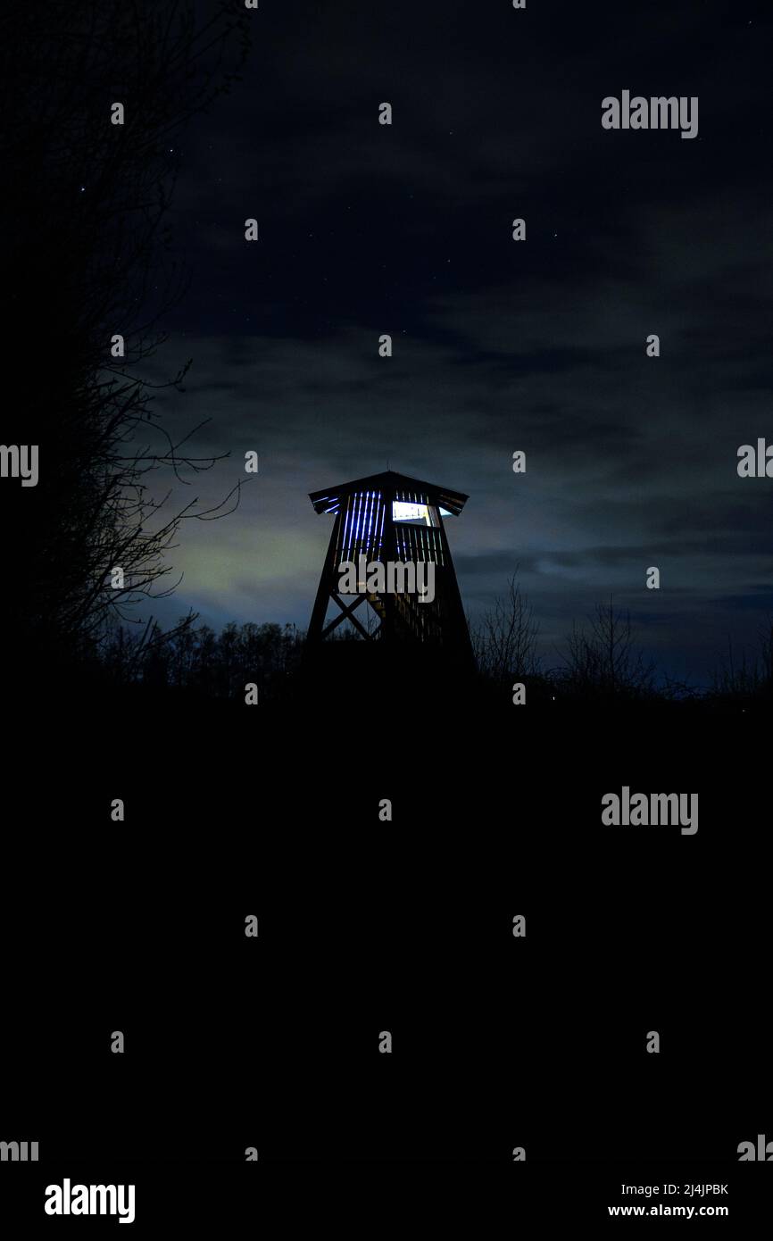 Ein Aussichtsturm im Hiller Moor bei Nacht Stockfoto