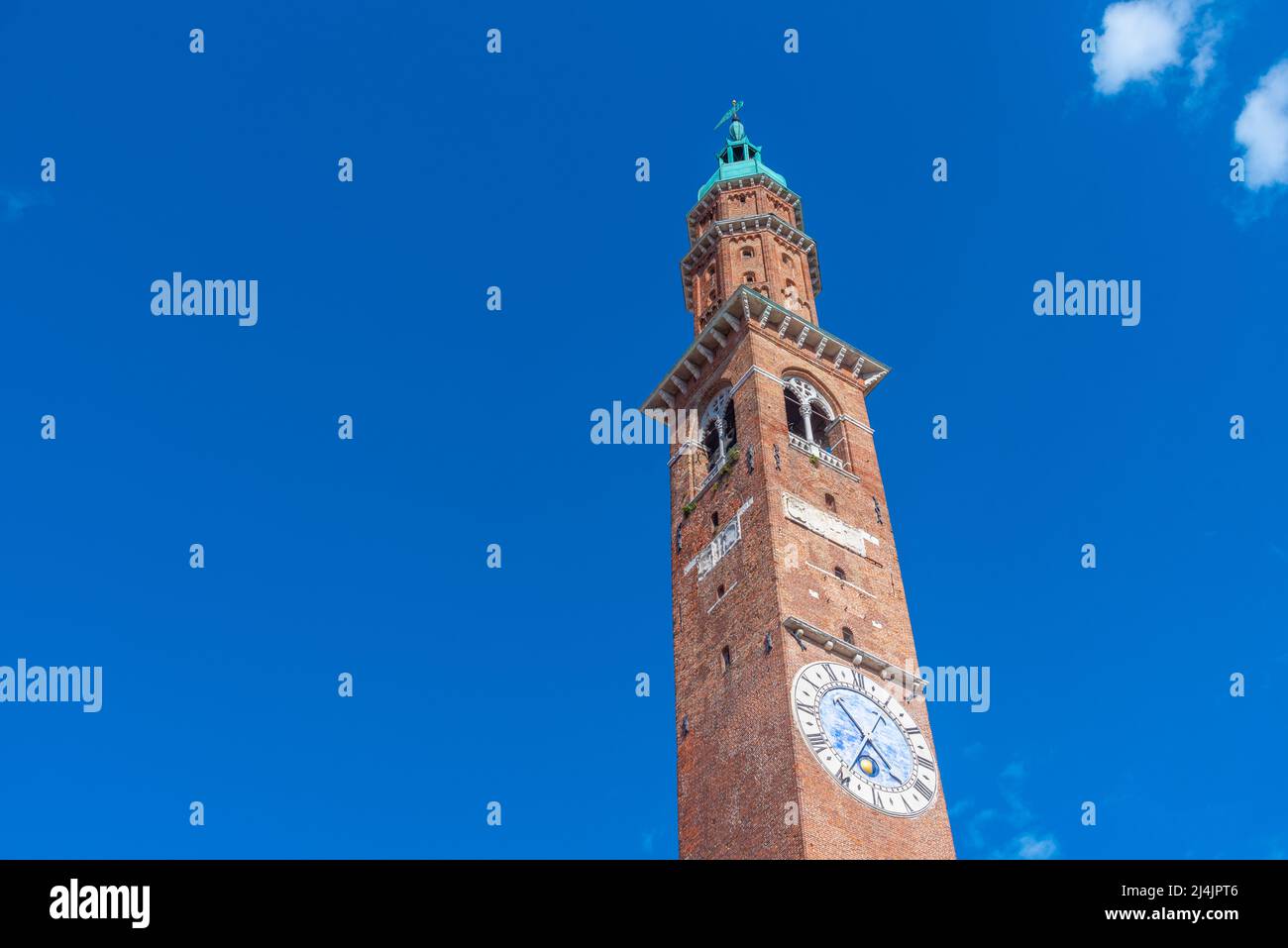 Uhrenturm der Basilika Palladiana auf dem Piazza dei Signori in der italienischen Stadt Vicenza. Stockfoto