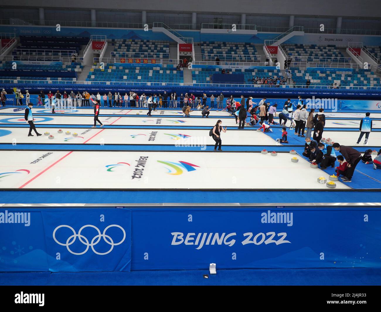 PEKING, CHINA - 16. APRIL 2022 - Bürger erleben am 16. April 2022 im Nationalen Wassersportzentrum in Peking, China, Eisstockschießen. Stockfoto